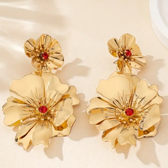 225. Floral Dangle Earrings - Exquisite 14K Golden Plated Leaf-Shaped - Picture 3 of 3